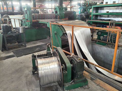 GL steel coils are being slitting.