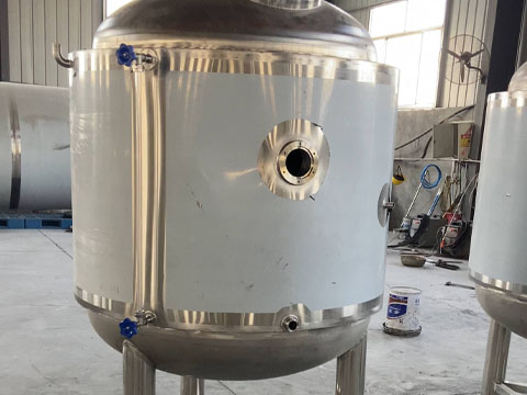 Vertical stainless steel water storage tanks in production