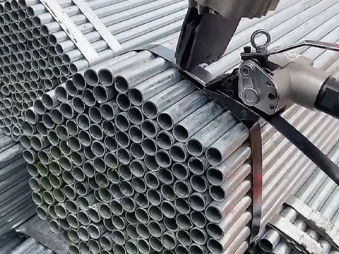 Bundling and fixing steel pipes