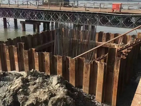 Steel sheet pile support construction