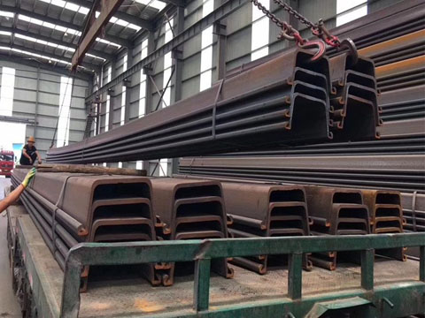 Steel sheet piles are ready for shipment.