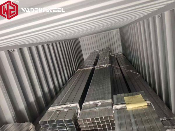 Galvanized steel pipes are loaded into containers